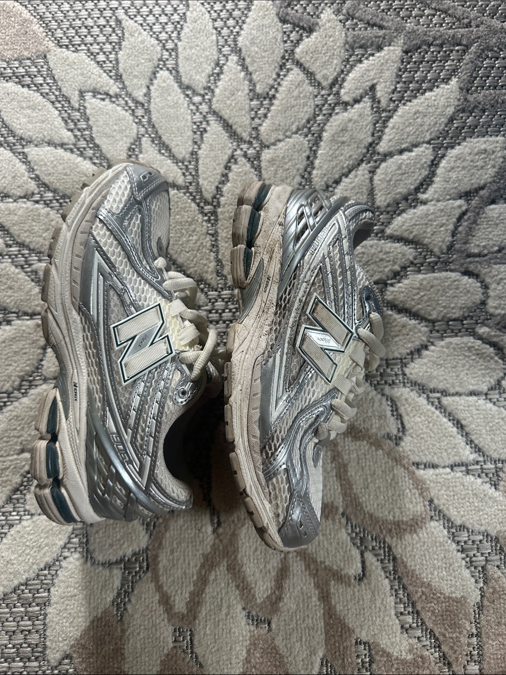 New Balance 5M 6.5W Silver and White Mesh Sneakers
